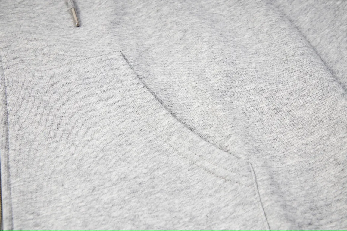 P240 Style No.: Y055 Ralph Lauren/Ralph Lauren pony embroidered zipper cardigan hooded sweatshirt. A one-of-a-kind sweatshirt for autumn and winter is here. You can wear it casually no matter how you wear it! ! This hooded sweatshirt is decorated with the simple style that represents Ralph Lauren and is paired with a pony embroidery pattern, which is three-dimensional and full! The solid color fabric paired with exquisite embroidery instantly sets it off! Hooded sports design, loose and casual fit! The overall texture is very strong! Through the pictures, we can feel the thickness and texture of custom-woven and dyed threads. The workmanship is exquisite. They are shipped from major foreign trade factories. They are all made by masters with many years of experience. Everything is of high standards and requirements! Simple and versatile model ~ Made of imported pique cotton fabric, which is super delicate and soft, close to the body without being tied. All fabrics and accessories are original custom-made and of high quality! Perfectly reflects the brand’s sense of superiority! Standard cut, comfortable stretch, unrestricted movement! Highly practical, high-end and classy! Versatile style ~ can be paired with jeans or jogging pants. Ideal for transitioning from your morning commute to weekend events! Tag, hanging particles, washed, packaging bag, full set of accessories, very good-looking, super exquisite workmanship, size: S-XL, color: navy, black, gray